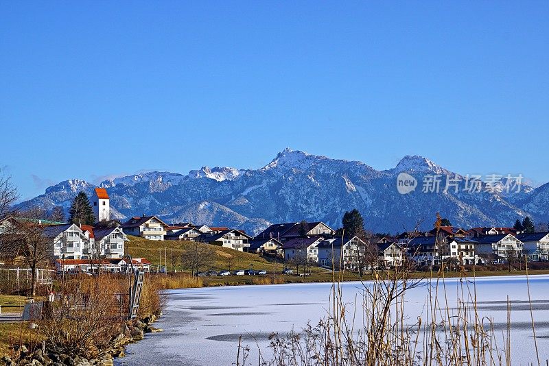 霍芬湖，背景是Säuling, Ost-Allgäu，德国巴伐利亚。